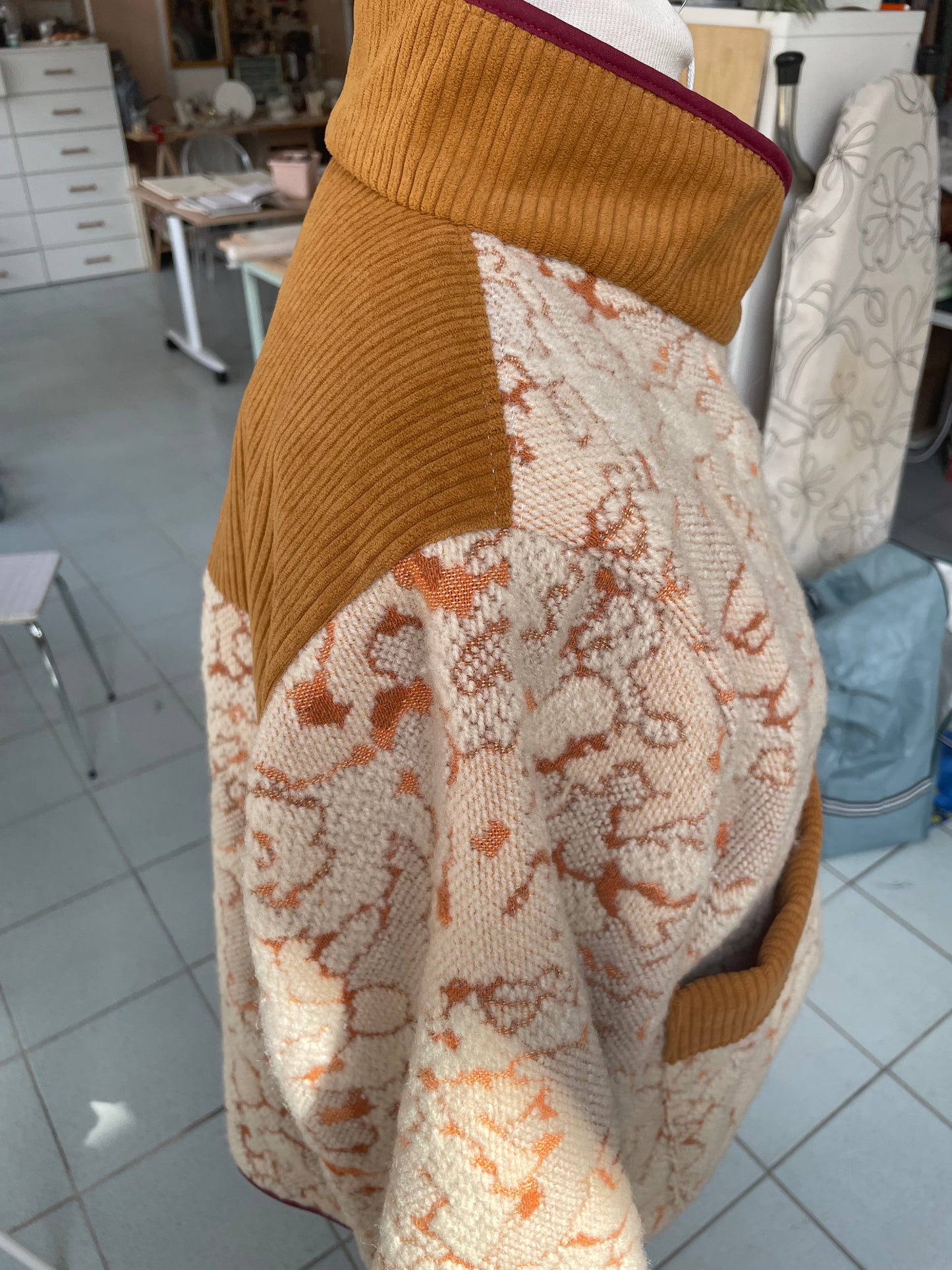 Veste jaune, blanche et bordeaux