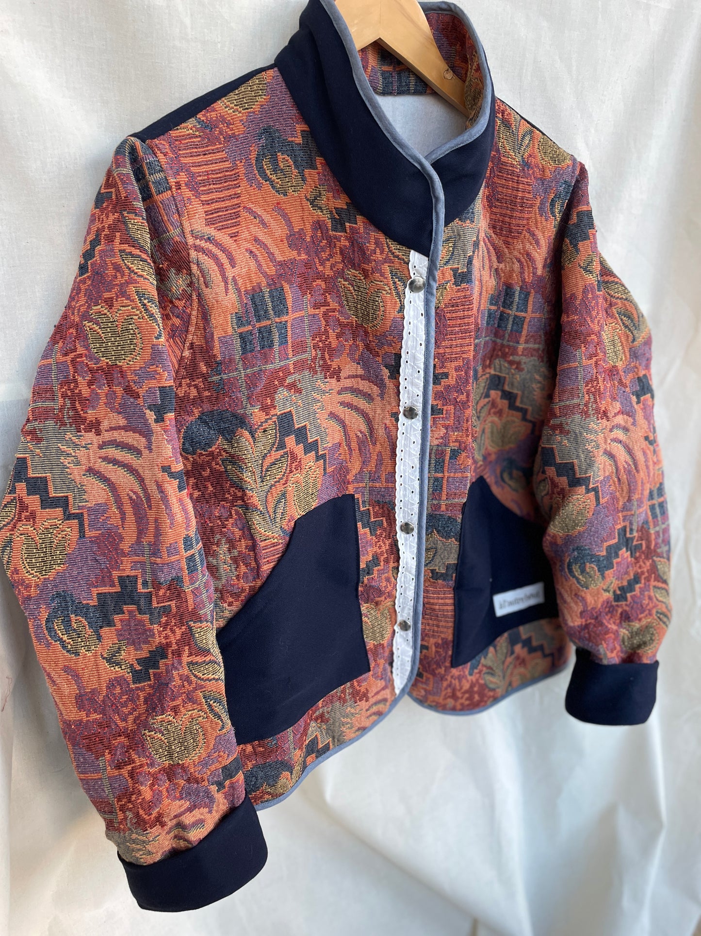 Veste Mazette : tapisserie graphique et dentelle