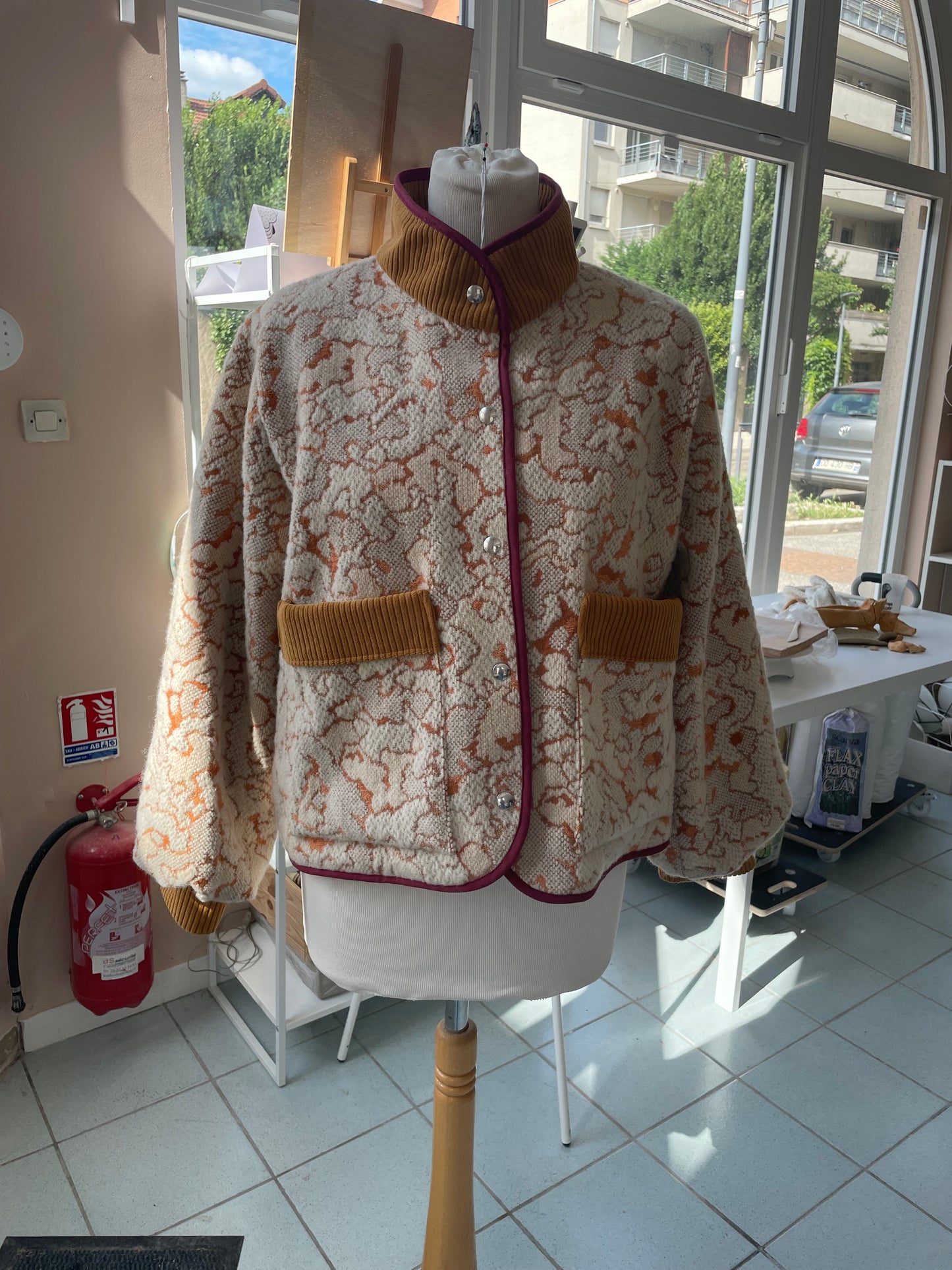 Veste jaune, blanche et bordeaux