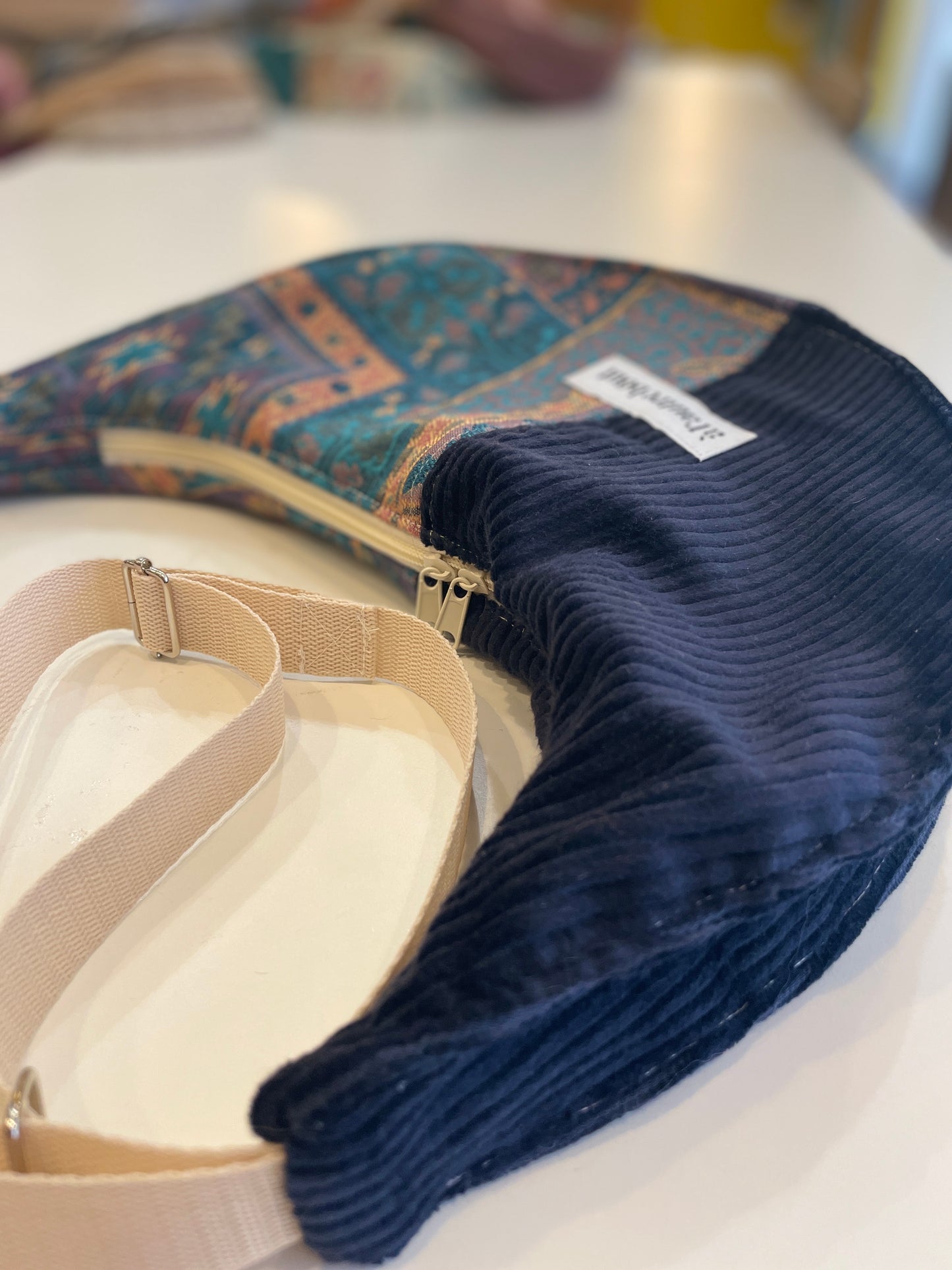 Sac demi lune - rideau graphique et velours côtelé