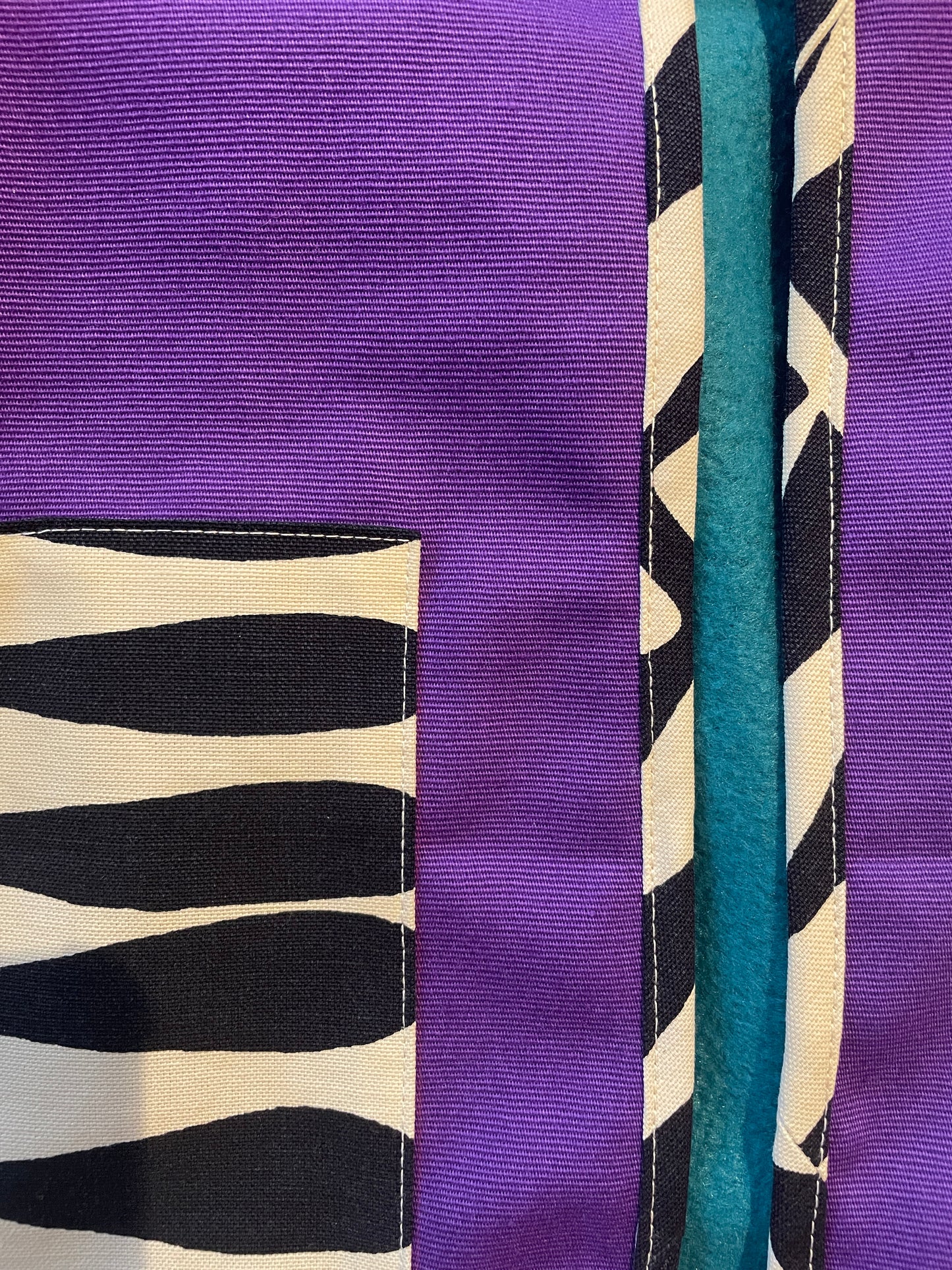 Veste Mazette : rideau violet, plaid et coussin