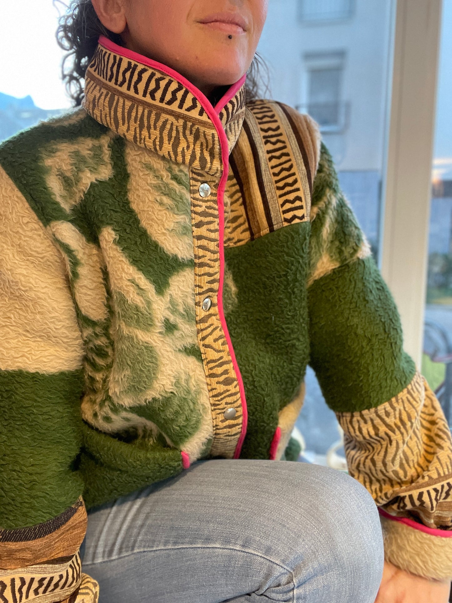 Veste Mazette : couverture vert/beige et tapisserie ethnique