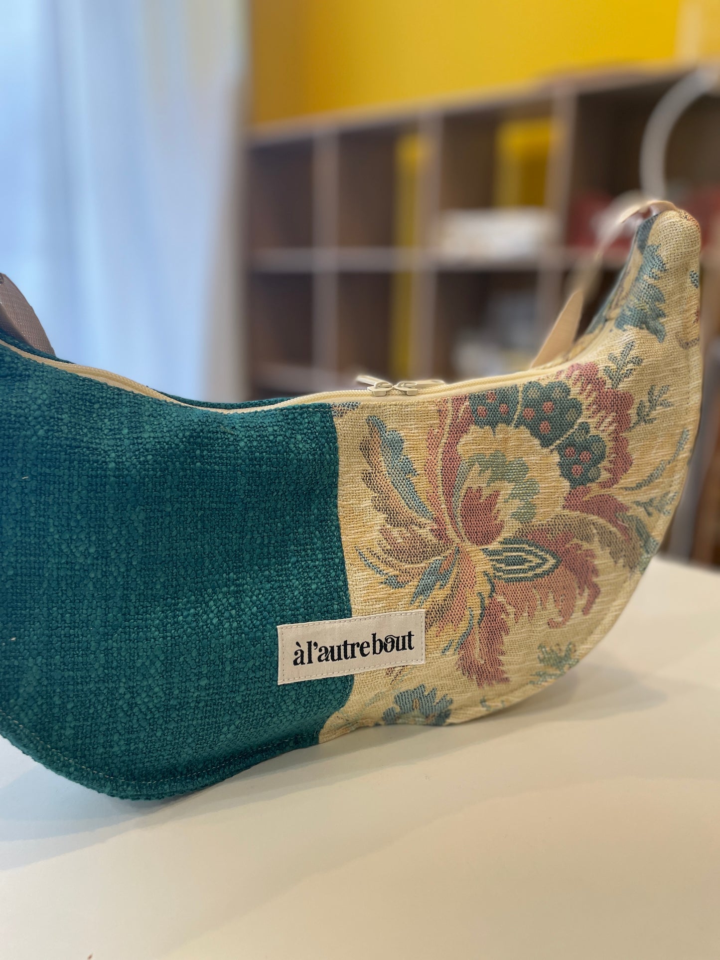 Sac demi lune - tapisserie et rideau bleu