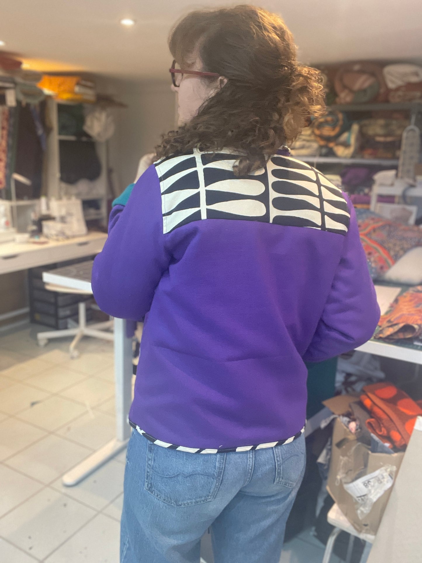 Veste Mazette : rideau violet, plaid et coussin