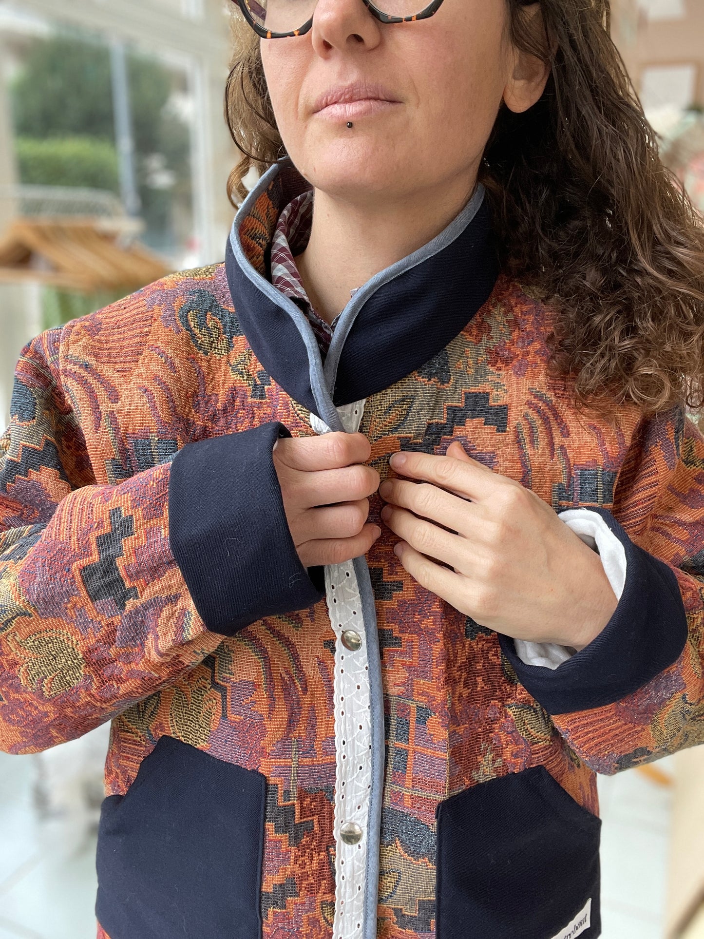 Veste Mazette : tapisserie graphique et dentelle