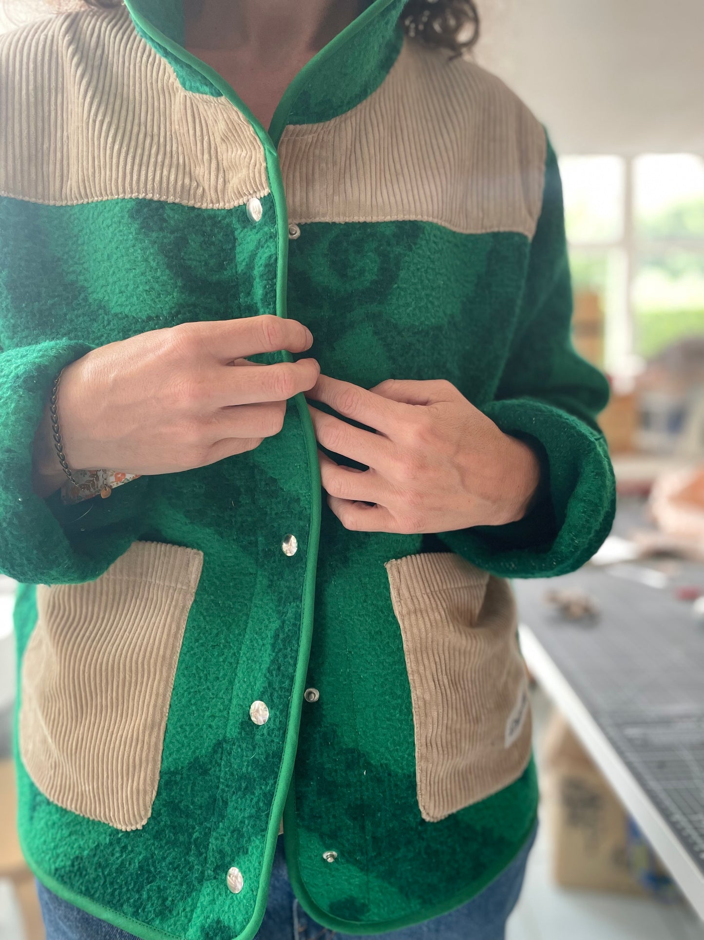 Veste Mazette : couverture verte et velours côtelé