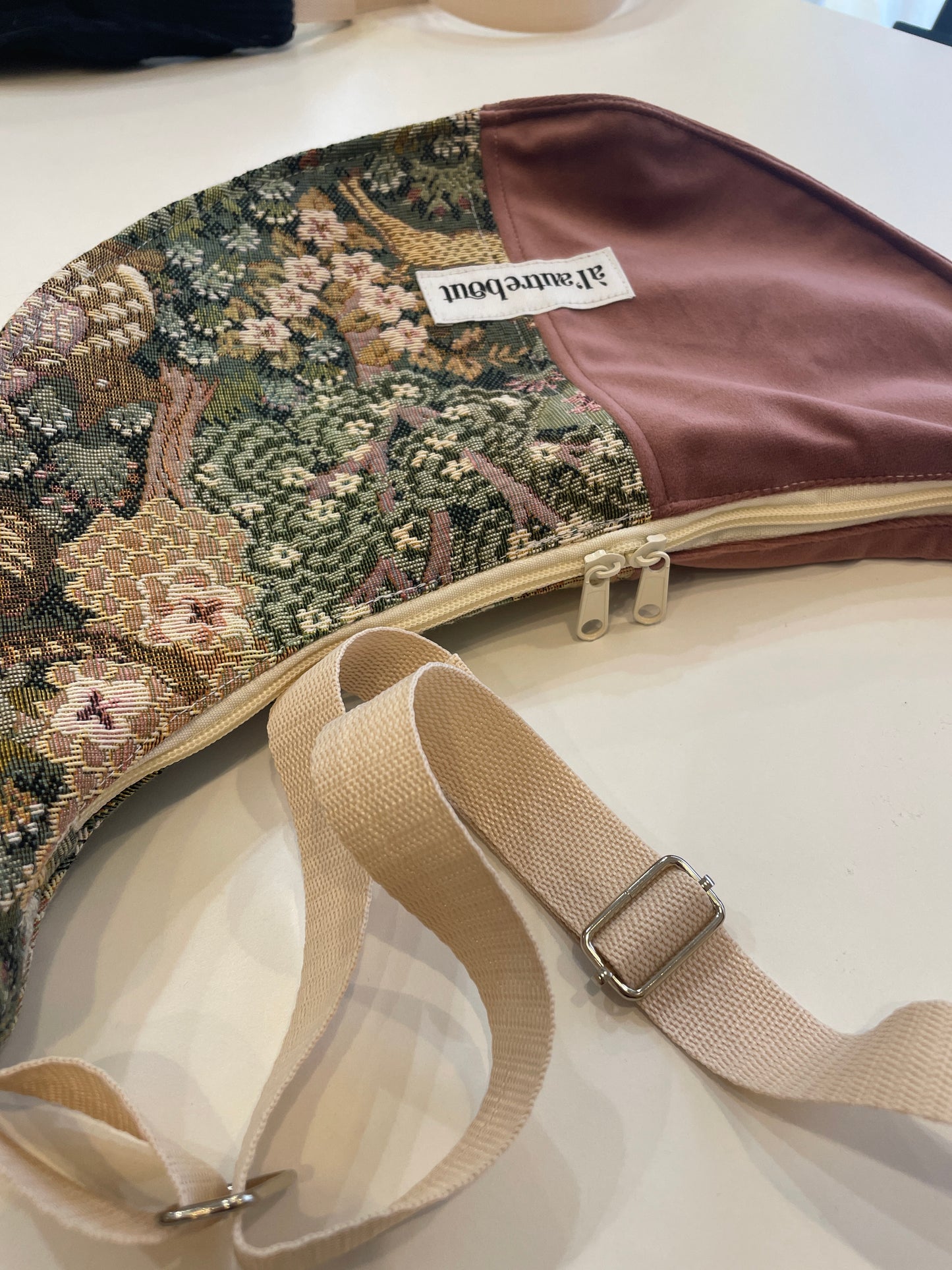 Sac demi lune - tapisserie et velours rose