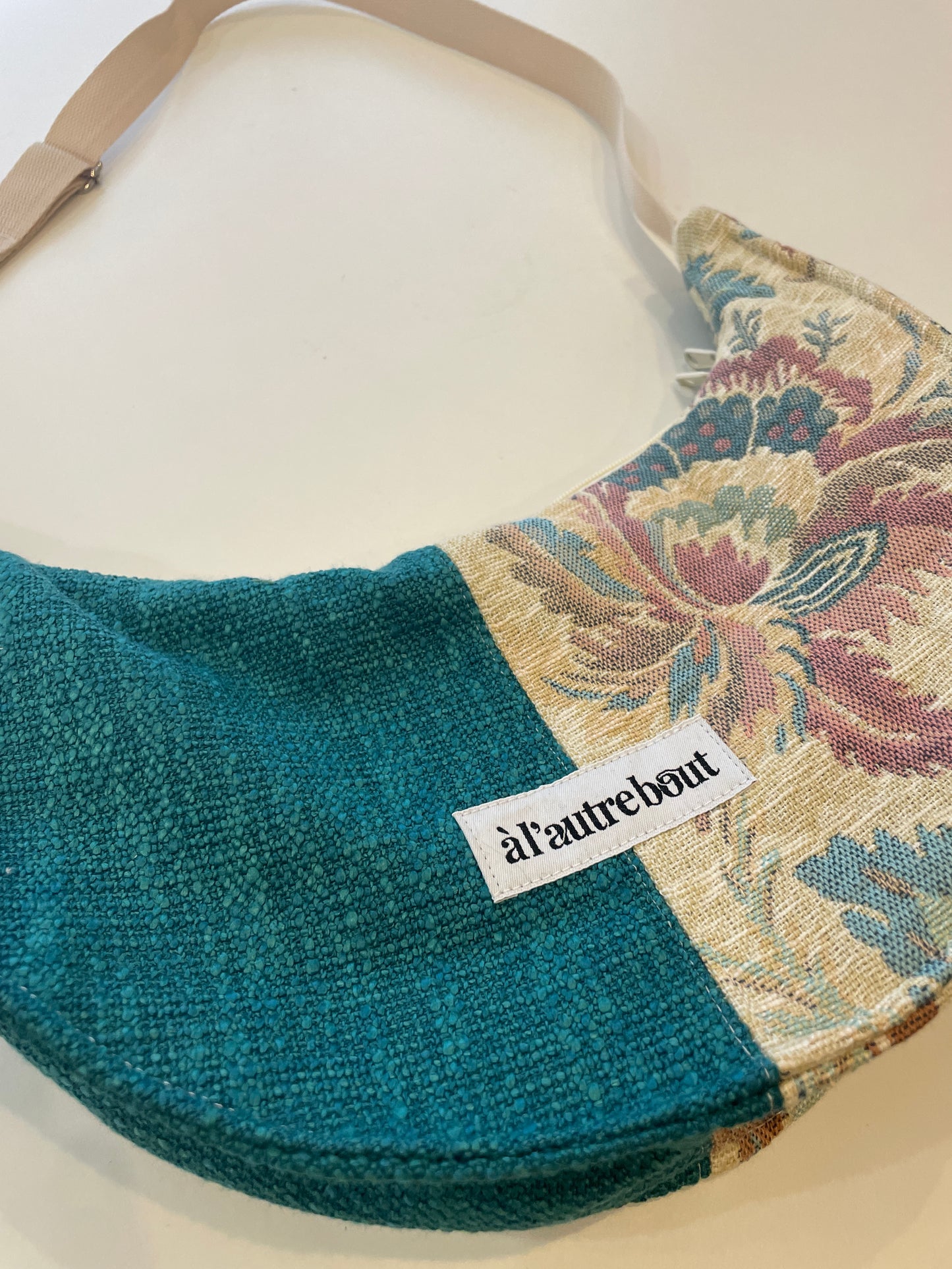 Sac demi lune - tapisserie et rideau bleu