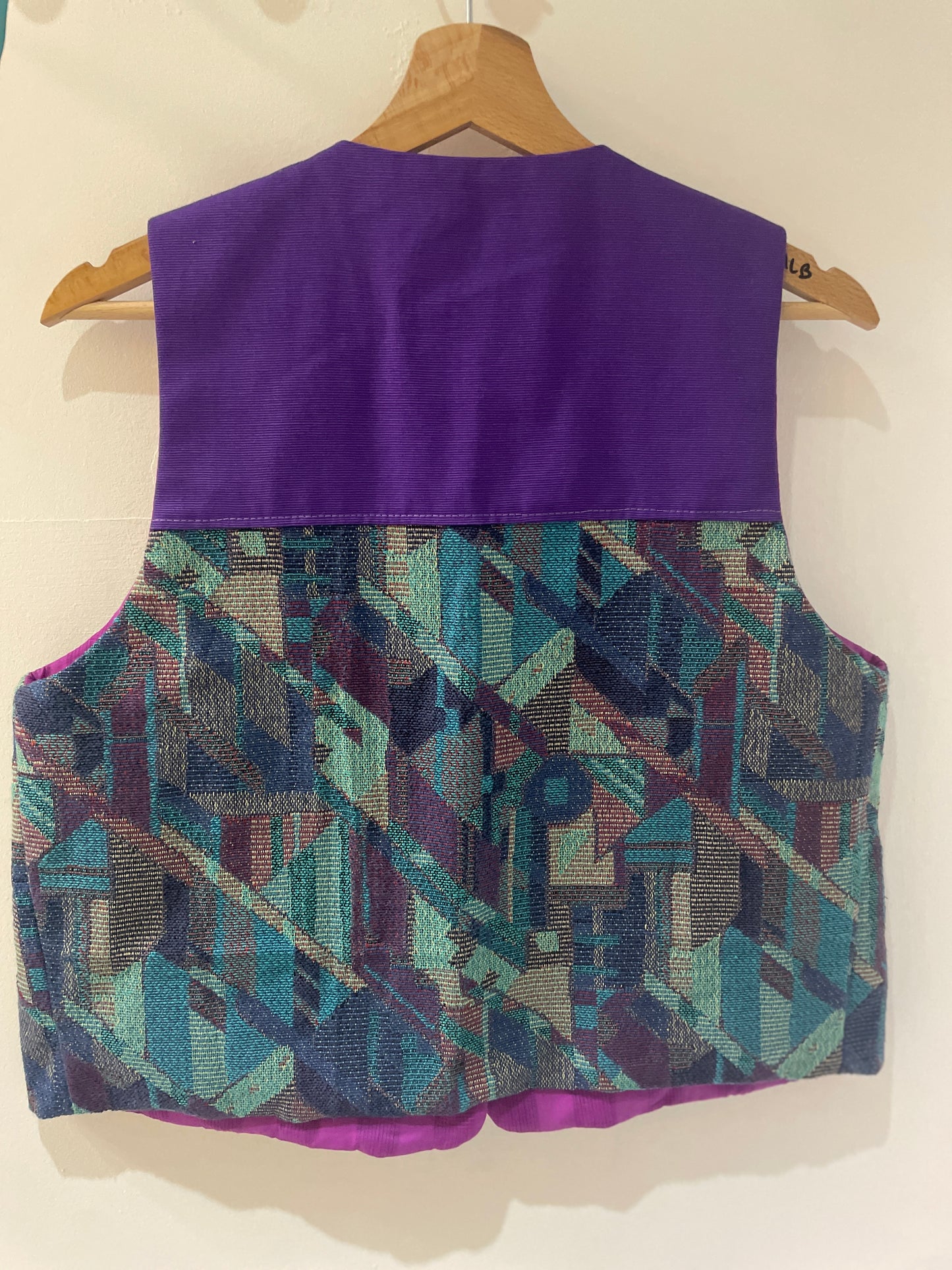Gilet - rideaux violet et graphique