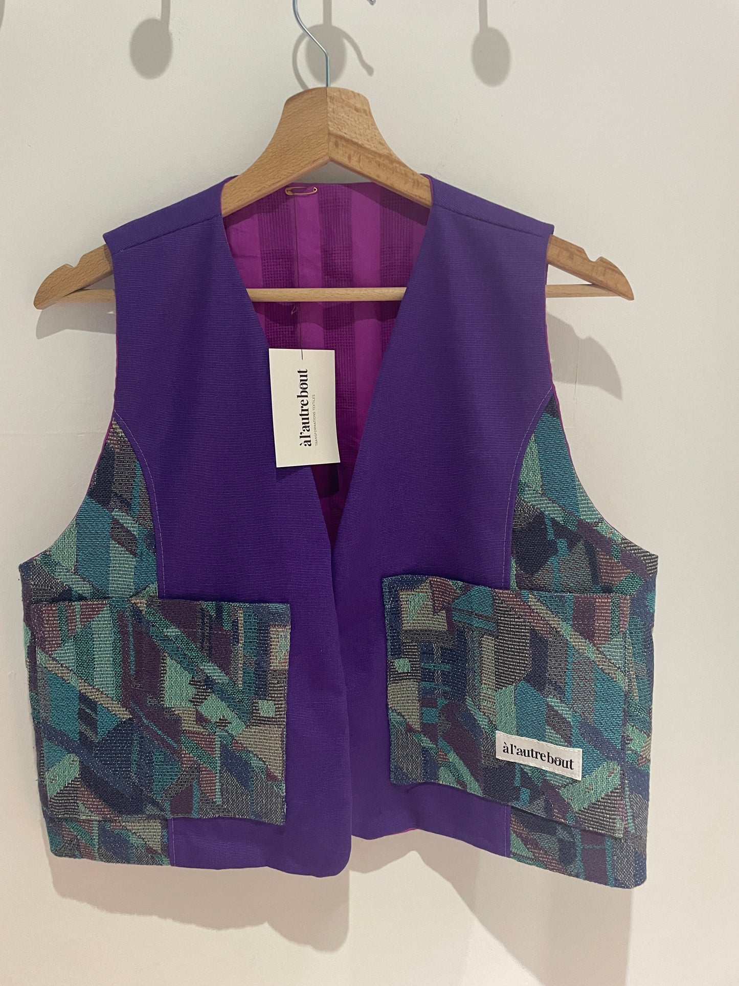 Gilet - rideaux violet et graphique