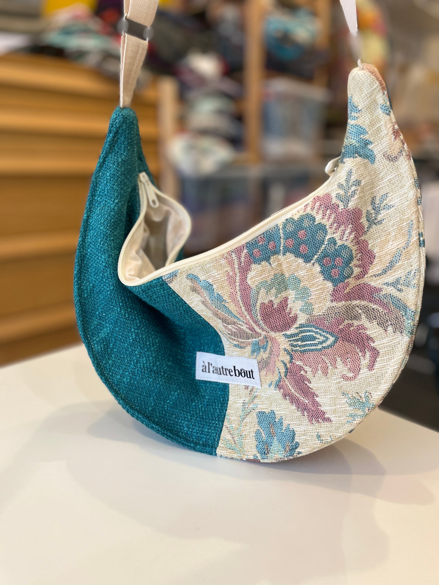 Sac demi lune - tapisserie et rideau bleu