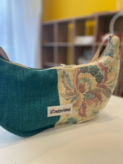 Sac demi lune - tapisserie et rideau bleu