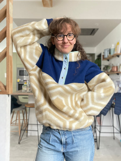 Le sweat : couverture polaire et plaid bleu