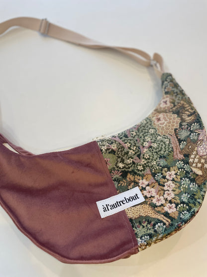 Sac demi lune - tapisserie et velours rose