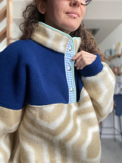 Le sweat : couverture polaire et plaid bleu