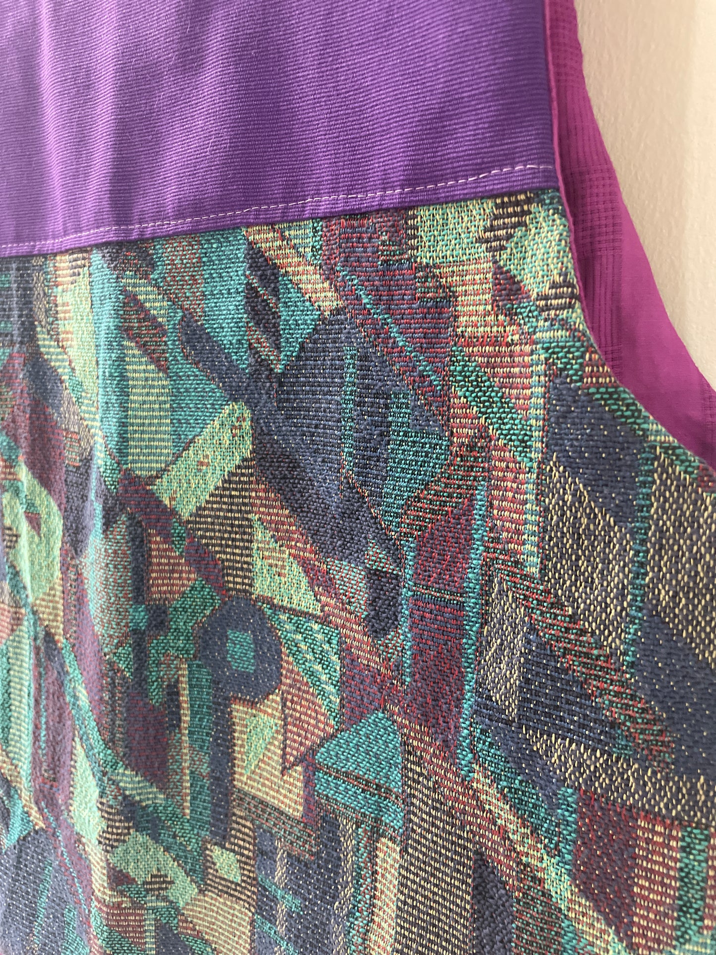 Gilet - rideaux violet et graphique