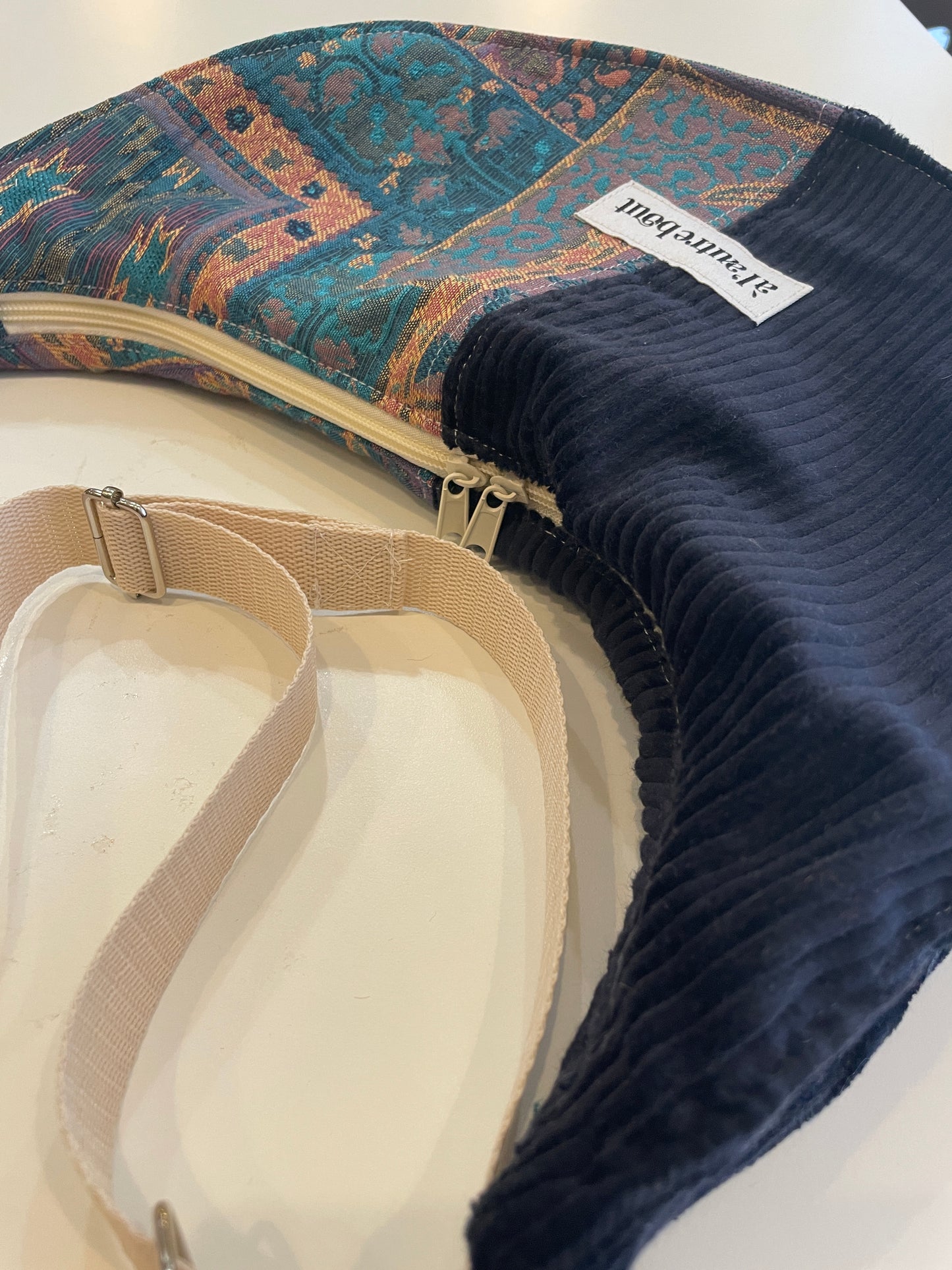 Sac demi lune - rideau graphique et velours côtelé