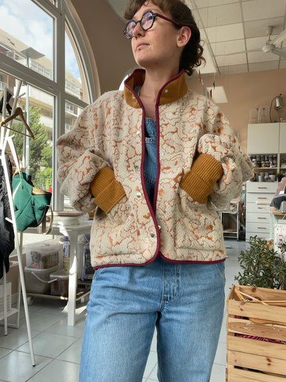 Veste jaune, blanche et bordeaux