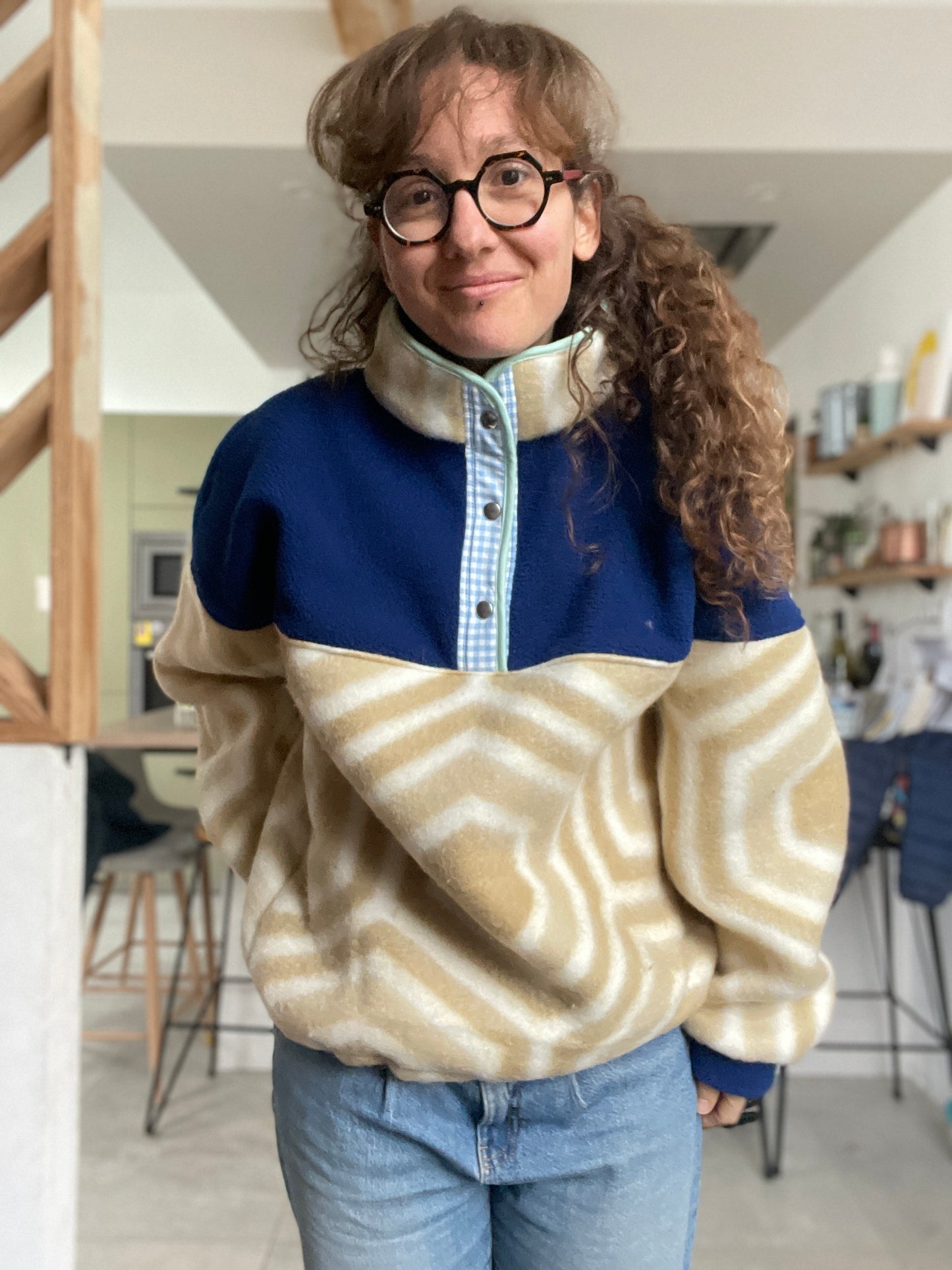 Le sweat : couverture polaire et plaid bleu