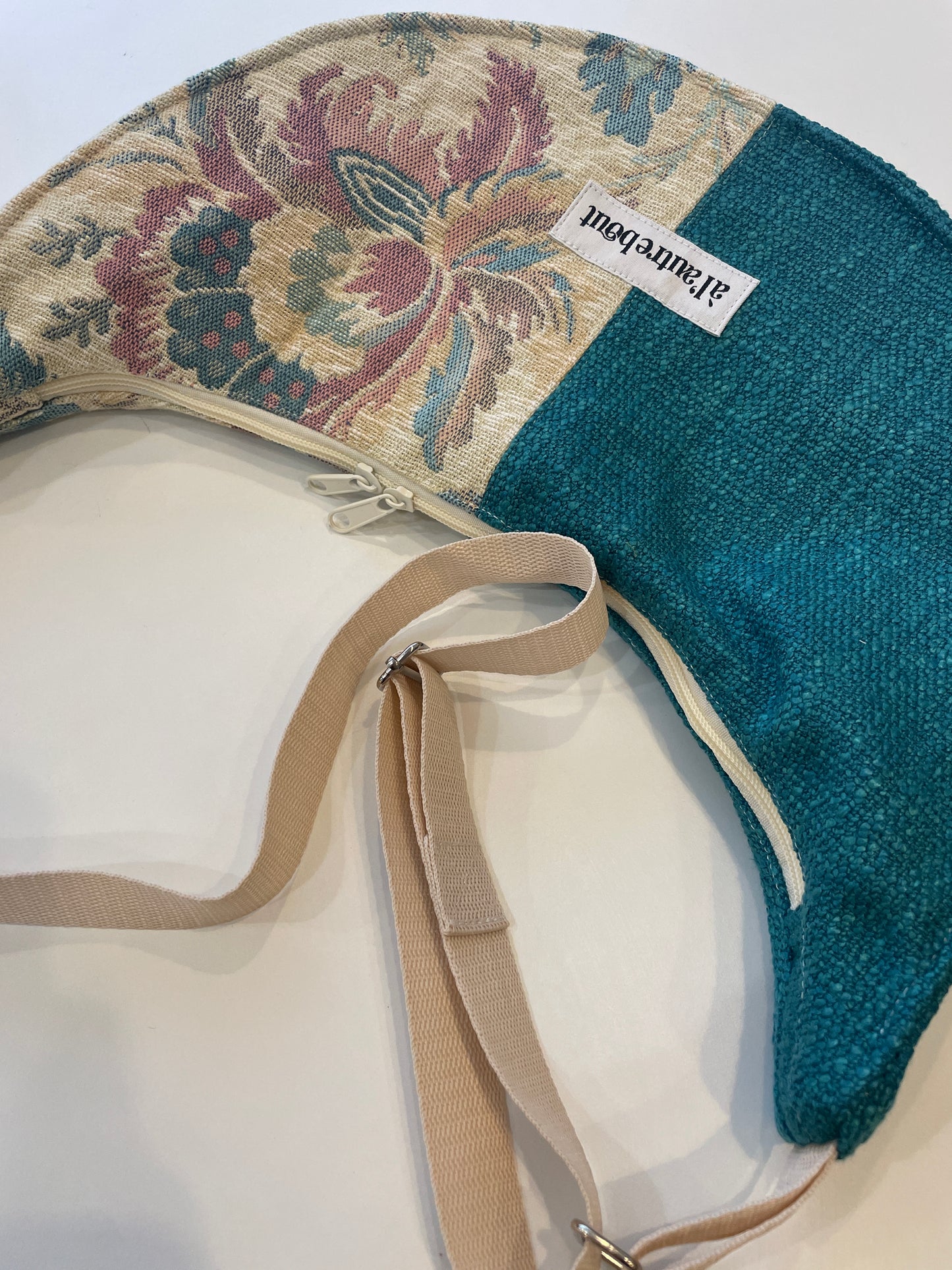 Sac demi lune - tapisserie et rideau bleu