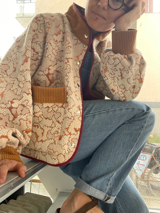 Veste jaune, blanche et bordeaux
