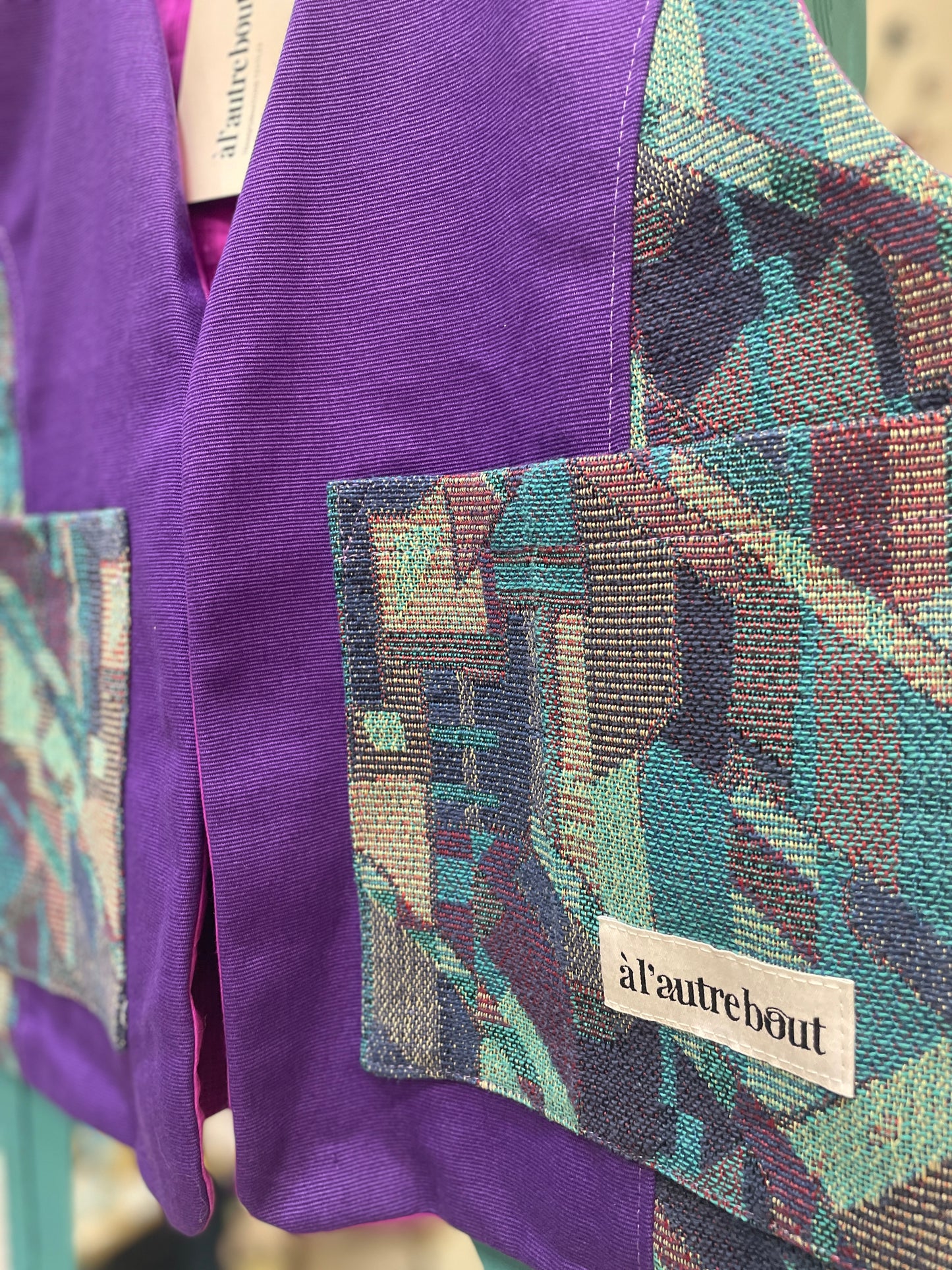 Gilet - rideaux violet et graphique