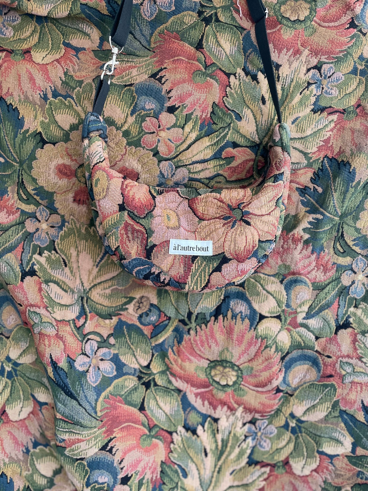 Sac demi lune - tapisserie fleurie