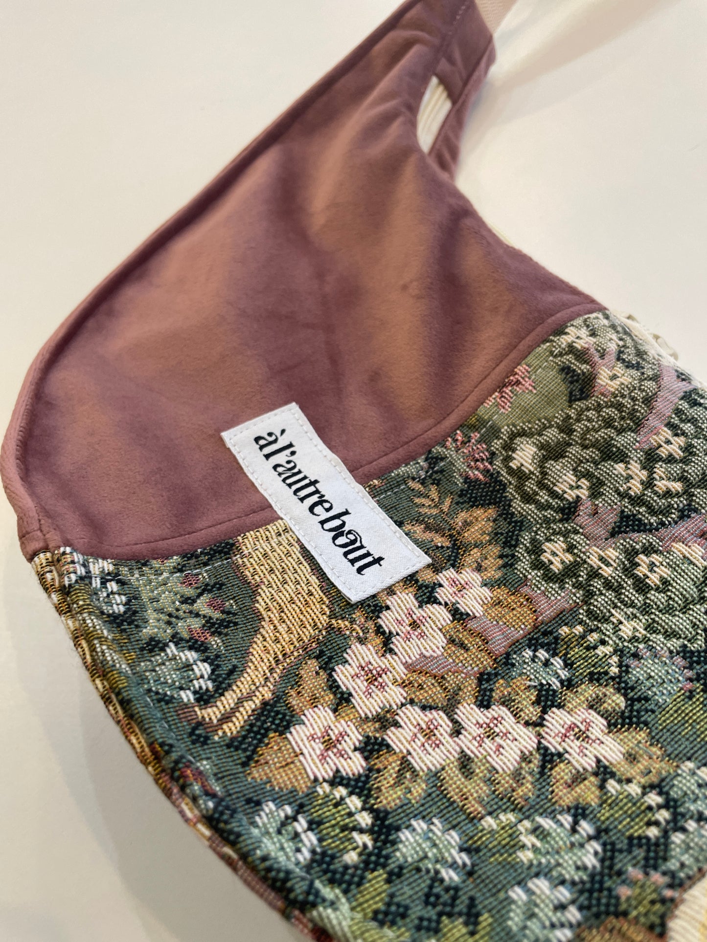 Sac demi lune - tapisserie et velours rose