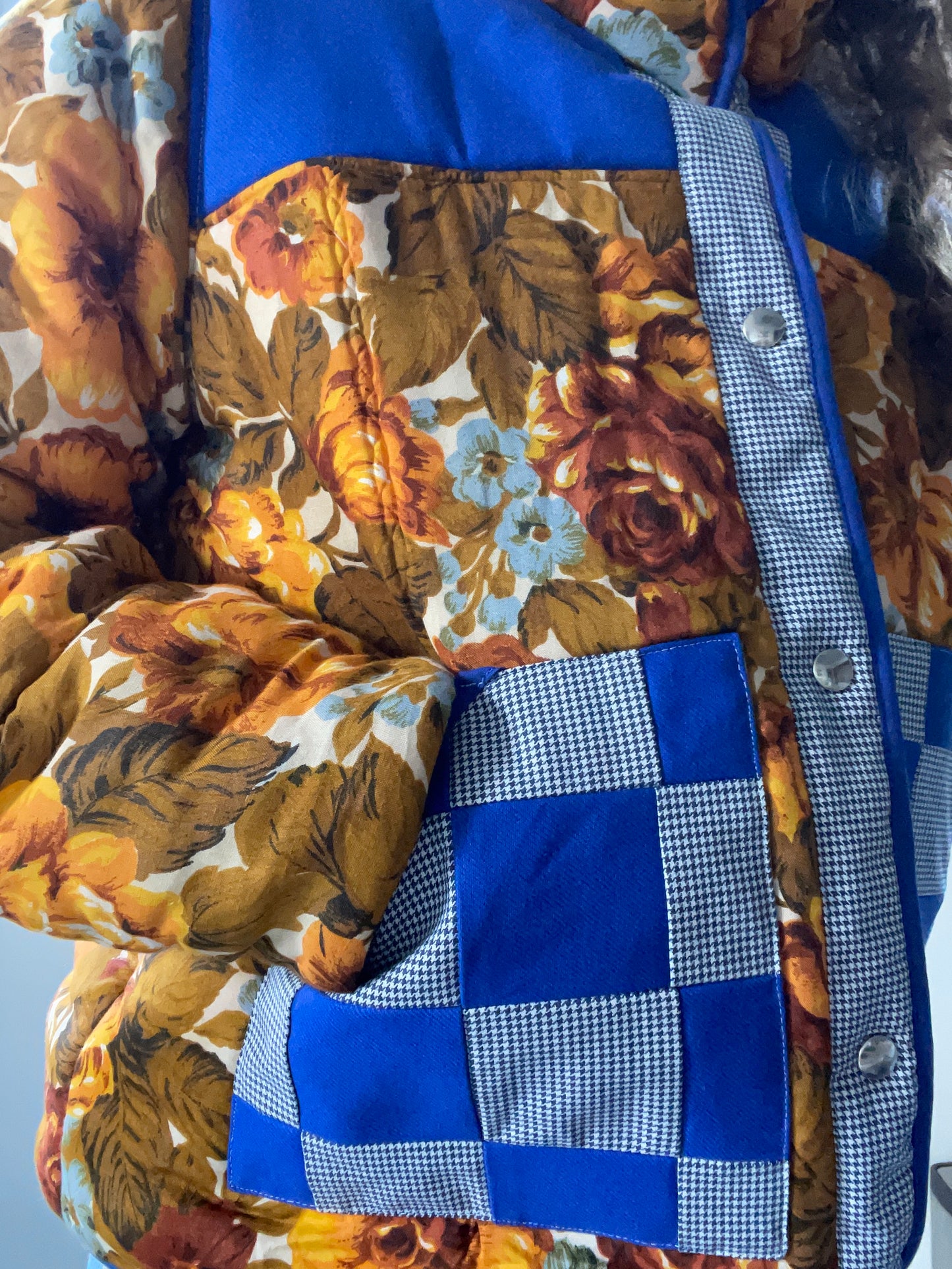 La doudoune : couverture fleurie et bleu de travail