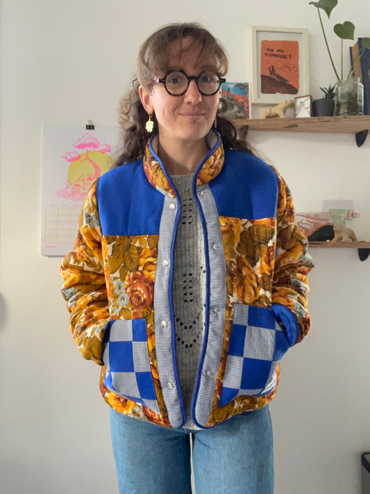 La doudoune : couverture fleurie et bleu de travail